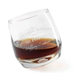 Schräg stehendes Rocking Whiskyglas graviert mit Wunschname und Jahr