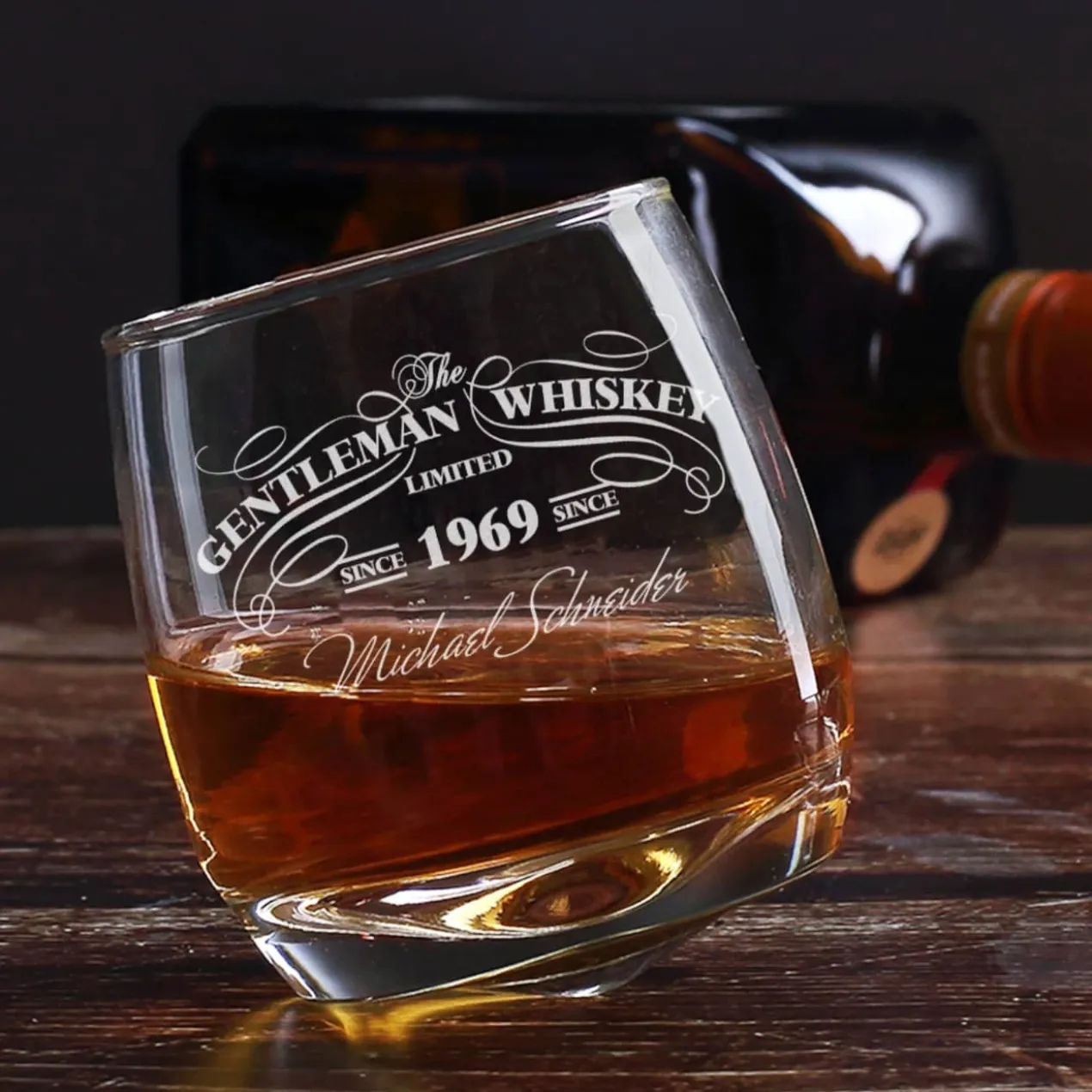 Schräg stehendes Rocking Whiskyglas graviert mit Wunschname und Jahr