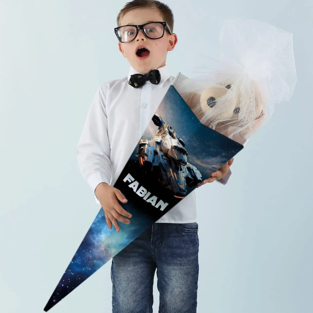 Schultüte mit Raumschiff im Weltall und Name