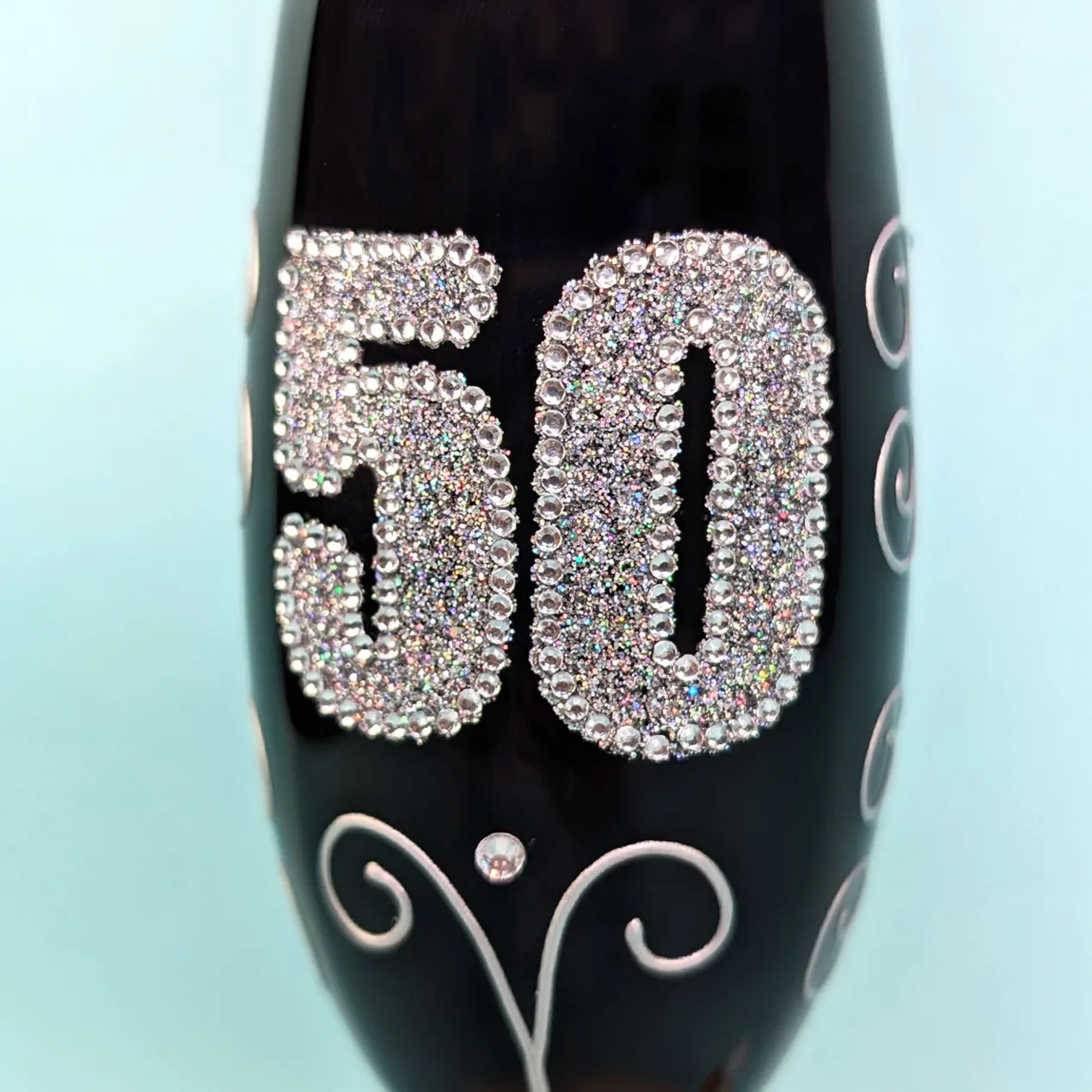 Schwarzes Sektglas mit Glitzerzahl für runde Geburtstage & Jubiläum
