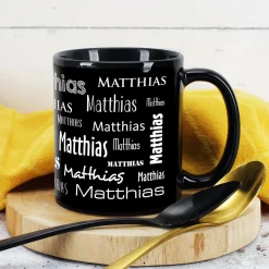 Schwarze Tasse mit Ihrem Wunschnamen