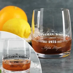 Schwarz oder Weiß bedrucktes Gentleman Whiskey Glas mit Name und Jahr