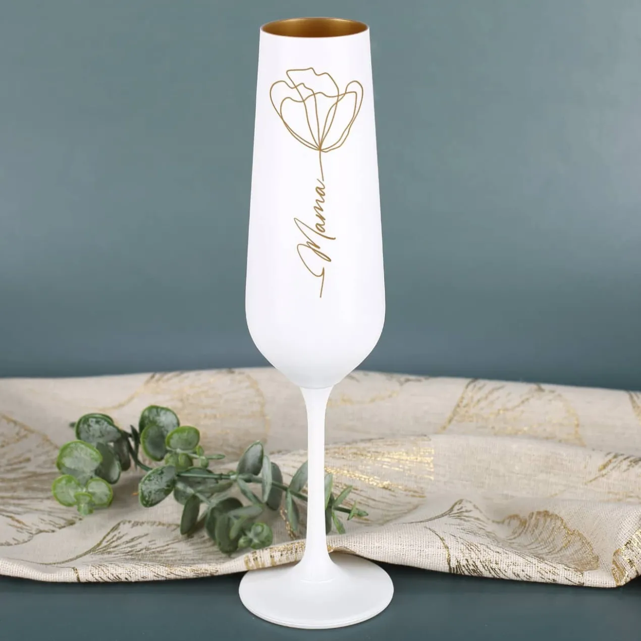 Sektglas mit Line Art Blume und Namensgravur im Blütenstiel