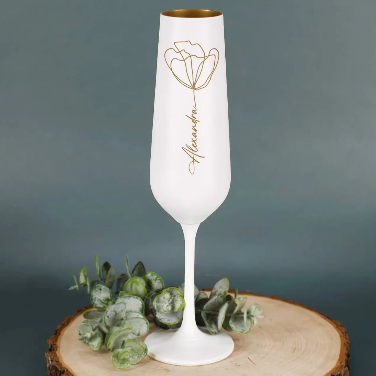 Sektglas mit Line Art Blume und Namensgravur im Blütenstiel