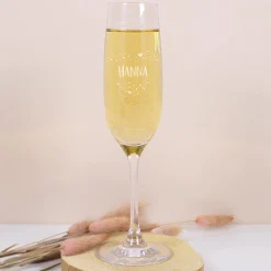 Sektglas mit Name und Herz aus Punkten