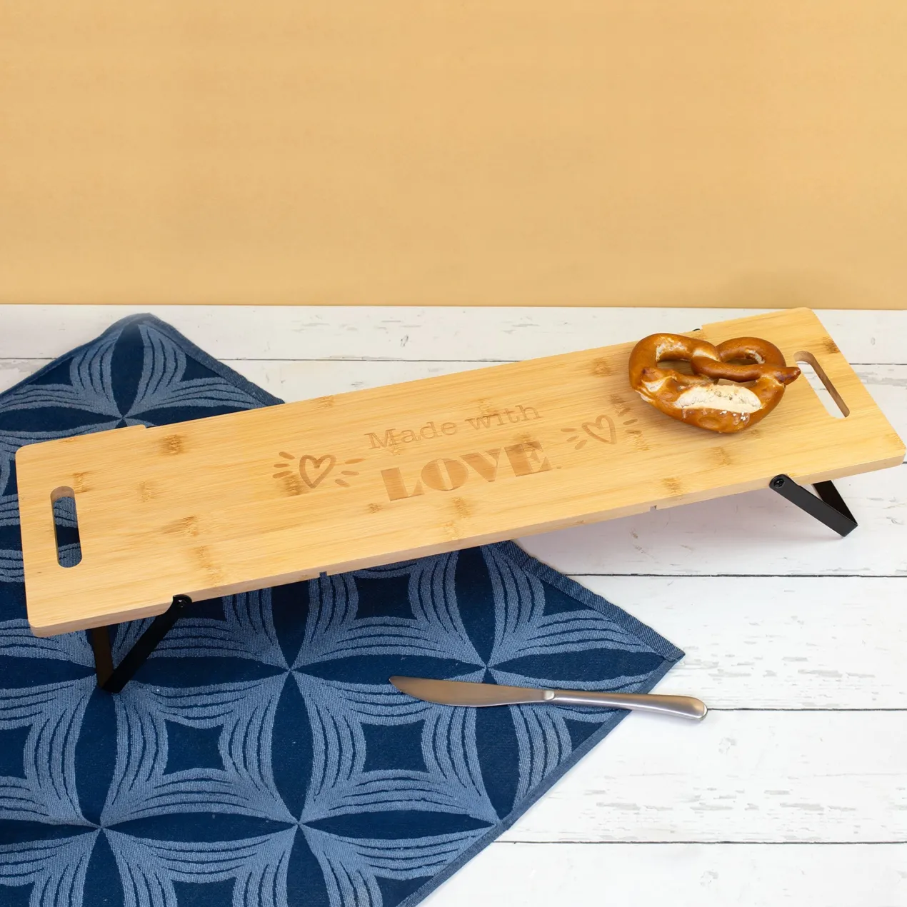Servierbrett aus Bambus mit klappbaren Standfüßen & Gravur 'Made with Love' | Geschenk für Paare