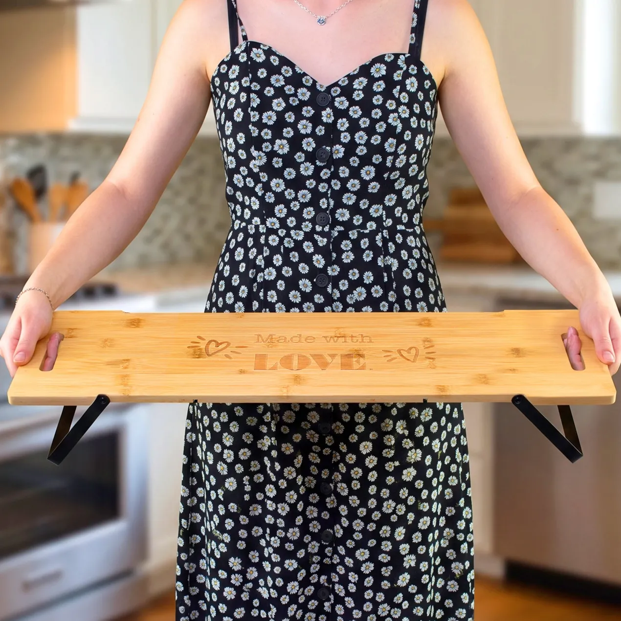 Servierbrett aus Bambus mit klappbaren Standfüßen & Gravur 'Made with Love' | Geschenk für Paare