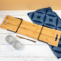 Servierbrett aus Bambus mit klappbaren Standfüßen & Gravur 'Made with Love' | Geschenk für Paare
