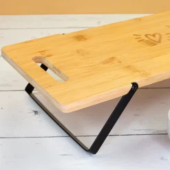 Servierbrett aus Bambus mit klappbaren Standfüßen & Gravur 'Made with Love' | Geschenk für Paare