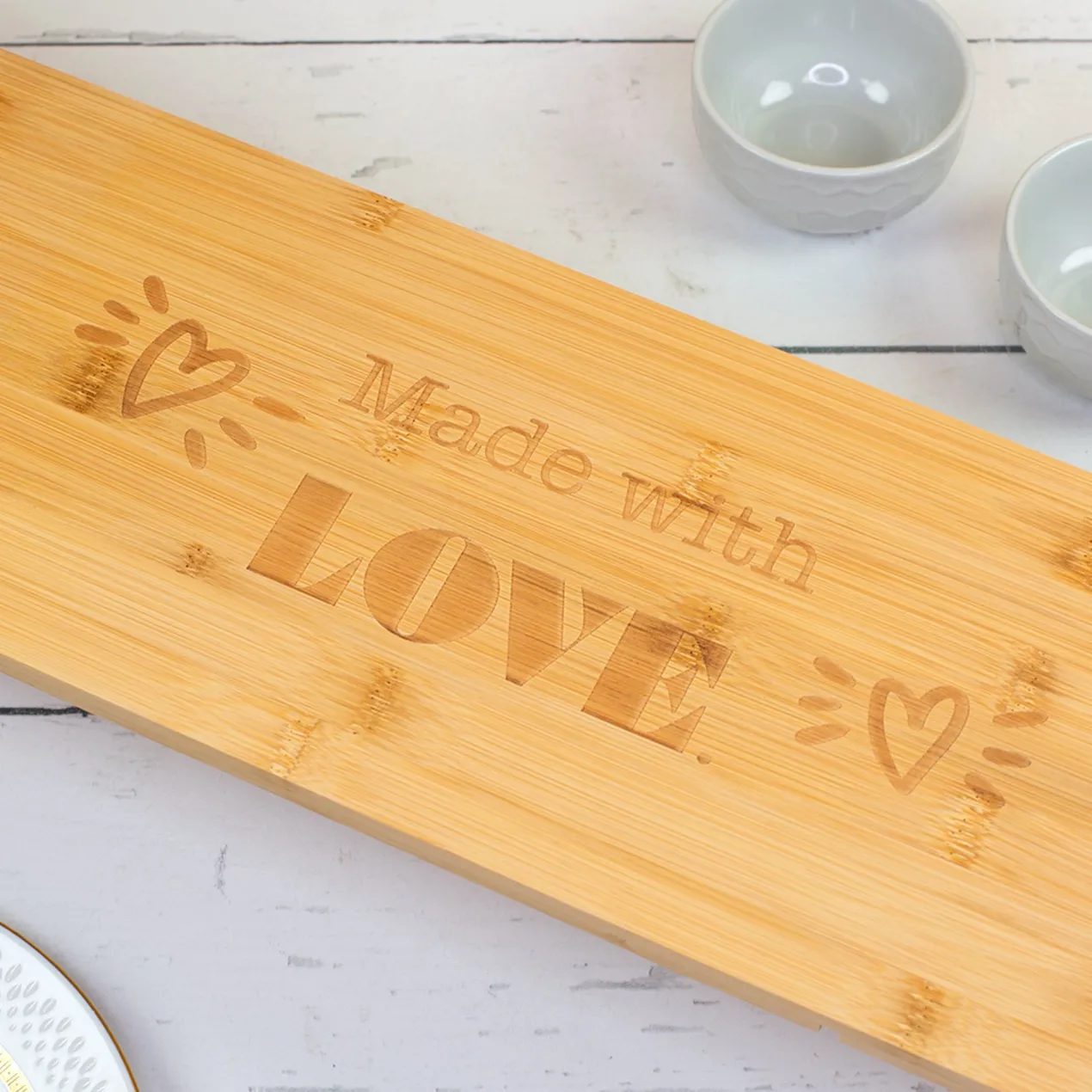 Servierbrett aus Bambus mit klappbaren Standfüßen & Gravur 'Made with Love' | Geschenk für Paare