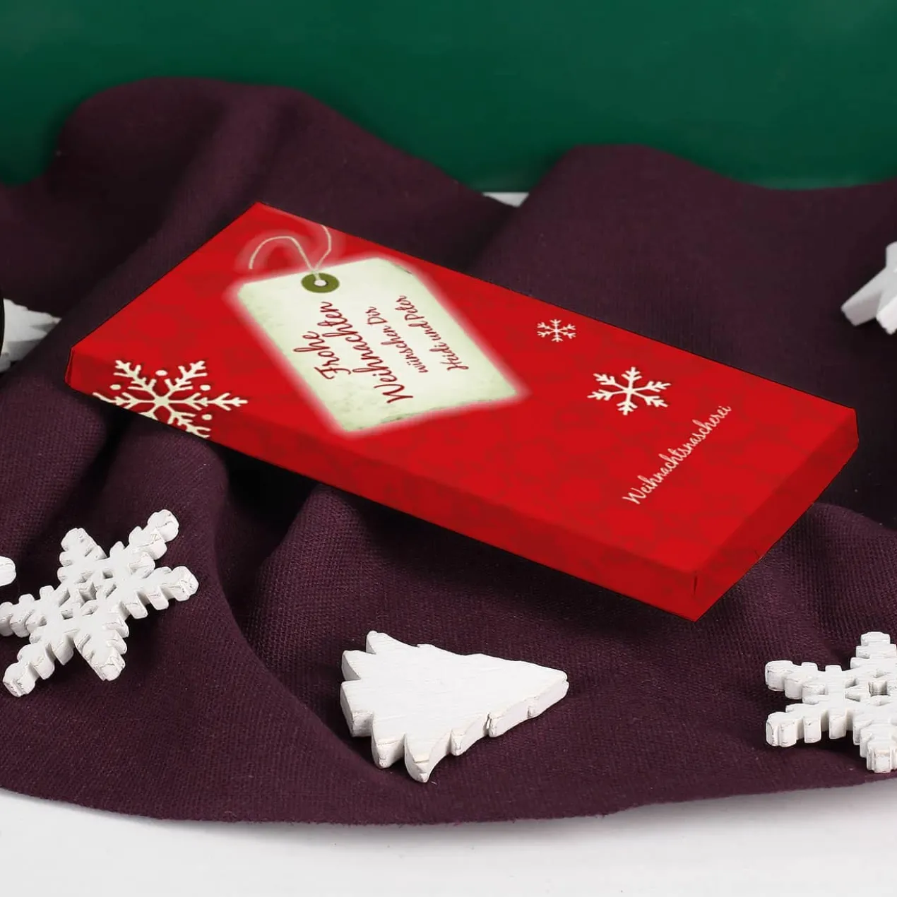 Süße Weihnachtsgrüße gedruckt auf einer Tafel Schokolade