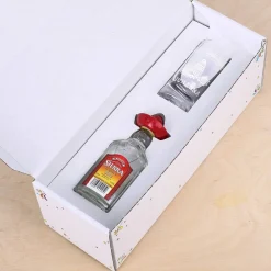 Sierra Tequila Mini Flasche mit graviertem Schnapsglas im Inlay mit bedruckter Pappbox