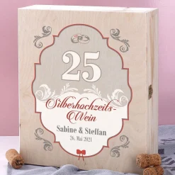 Silberhochzeitswein mit zwei gravierten Gläsern in bedruckter Holzbox