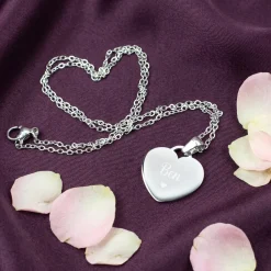 Silberne Herzkette mit Gravur in Geschenkbox mit Silberfolienprägung