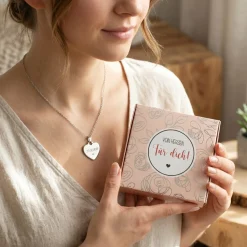 Silberne Herzkette mit Gravur in Geschenkbox mit Silberfolienprägung