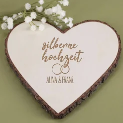 Silberne Hochzeit - Holzscheibe in Herzform mit Namen