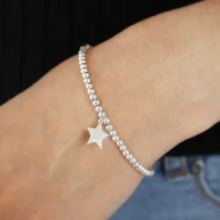 Silbernes Armband mit Sternanhänger für die Freundin in personalisierter Verpackung
