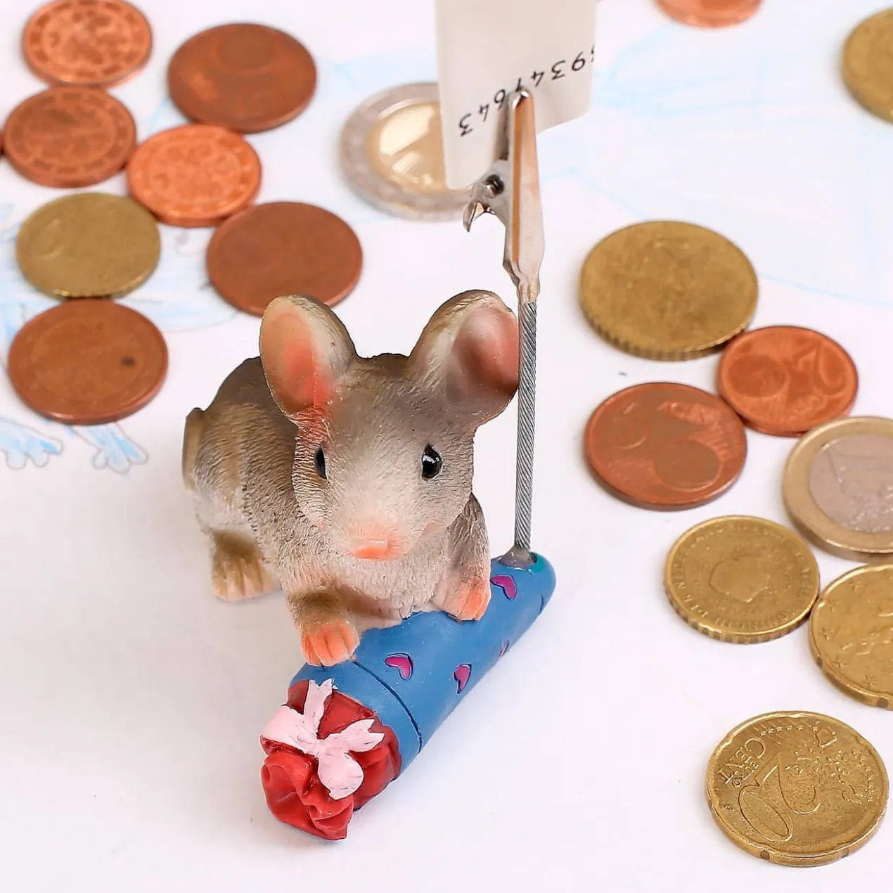 sitzende Maus mit blauer Schultüte und Geldclip