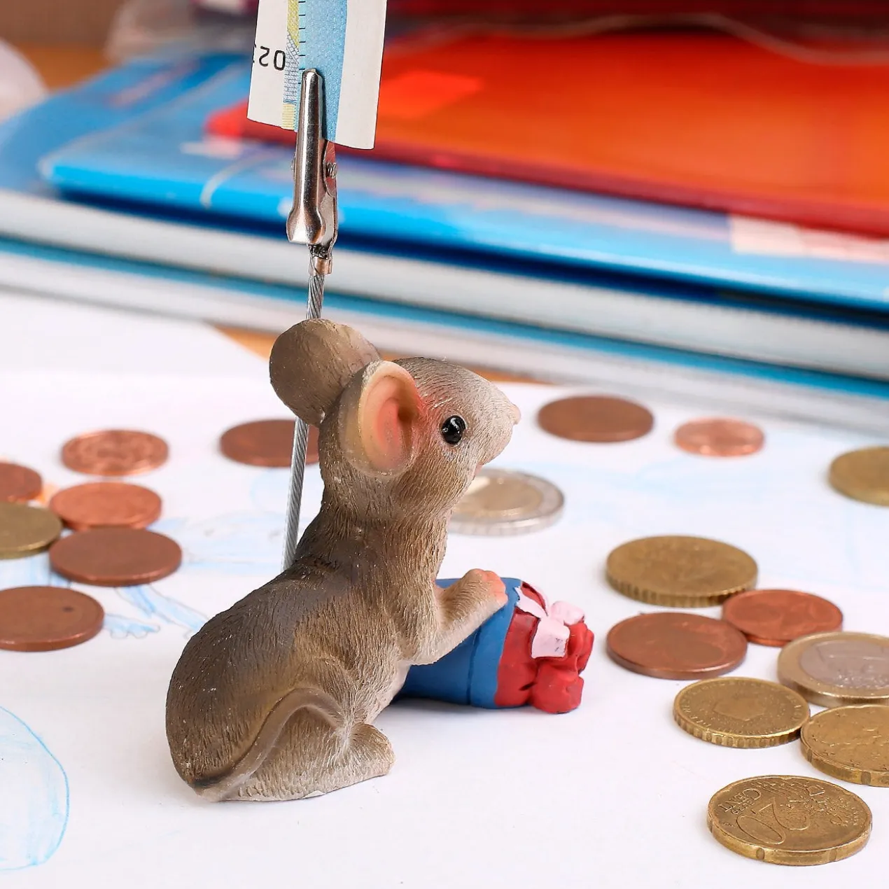 sitzende Maus mit blauer Schultüte und Geldclip