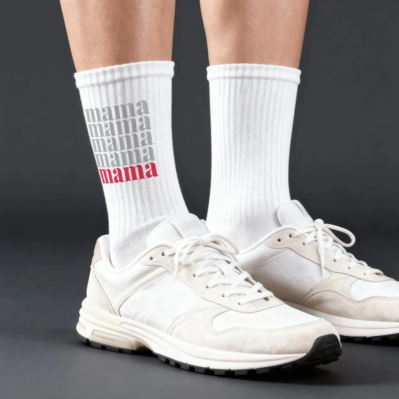 Socken für Mama mit Schriftzug in weiß als Muttertagsgeschenk | Modernes Motiv und Größenauswahl