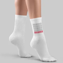 Socken für Mama mit Schriftzug in weiß als Muttertagsgeschenk | Modernes Motiv und Größenauswahl