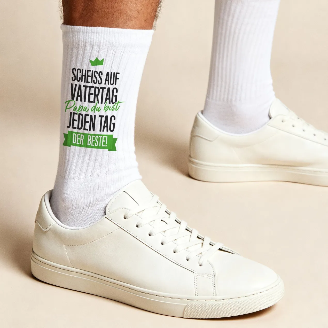 Socken für Papa mit Spruch - Papa du bist jeden Tag der Beste | Weiße Sportsocken als Vatertagsgeschenk
