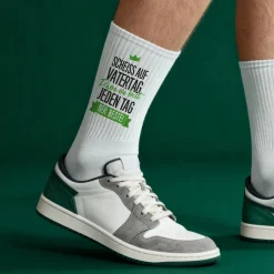 Socken für Papa mit Spruch - Papa du bist jeden Tag der Beste | Weiße Sportsocken als Vatertagsgeschenk