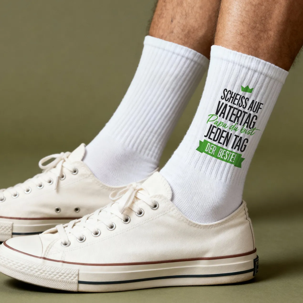 Socken für Papa mit Spruch - Papa du bist jeden Tag der Beste | Weiße Sportsocken als Vatertagsgeschenk