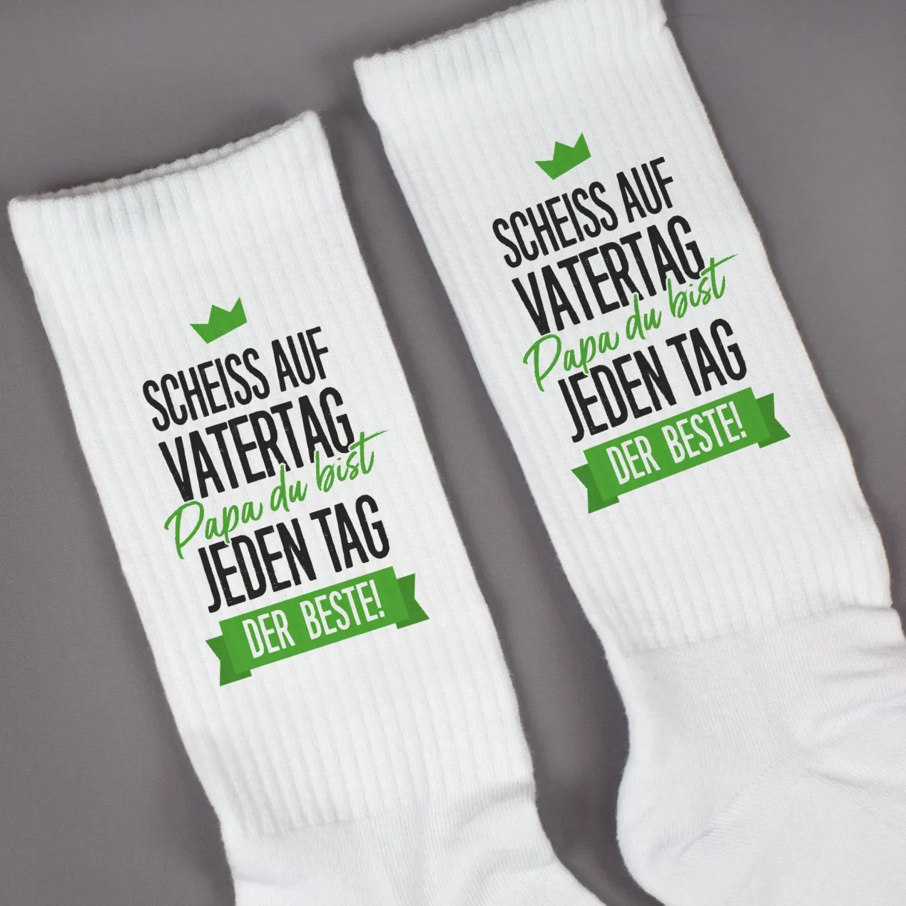 Socken für Papa mit Spruch - Papa du bist jeden Tag der Beste | Weiße Sportsocken als Vatertagsgeschenk