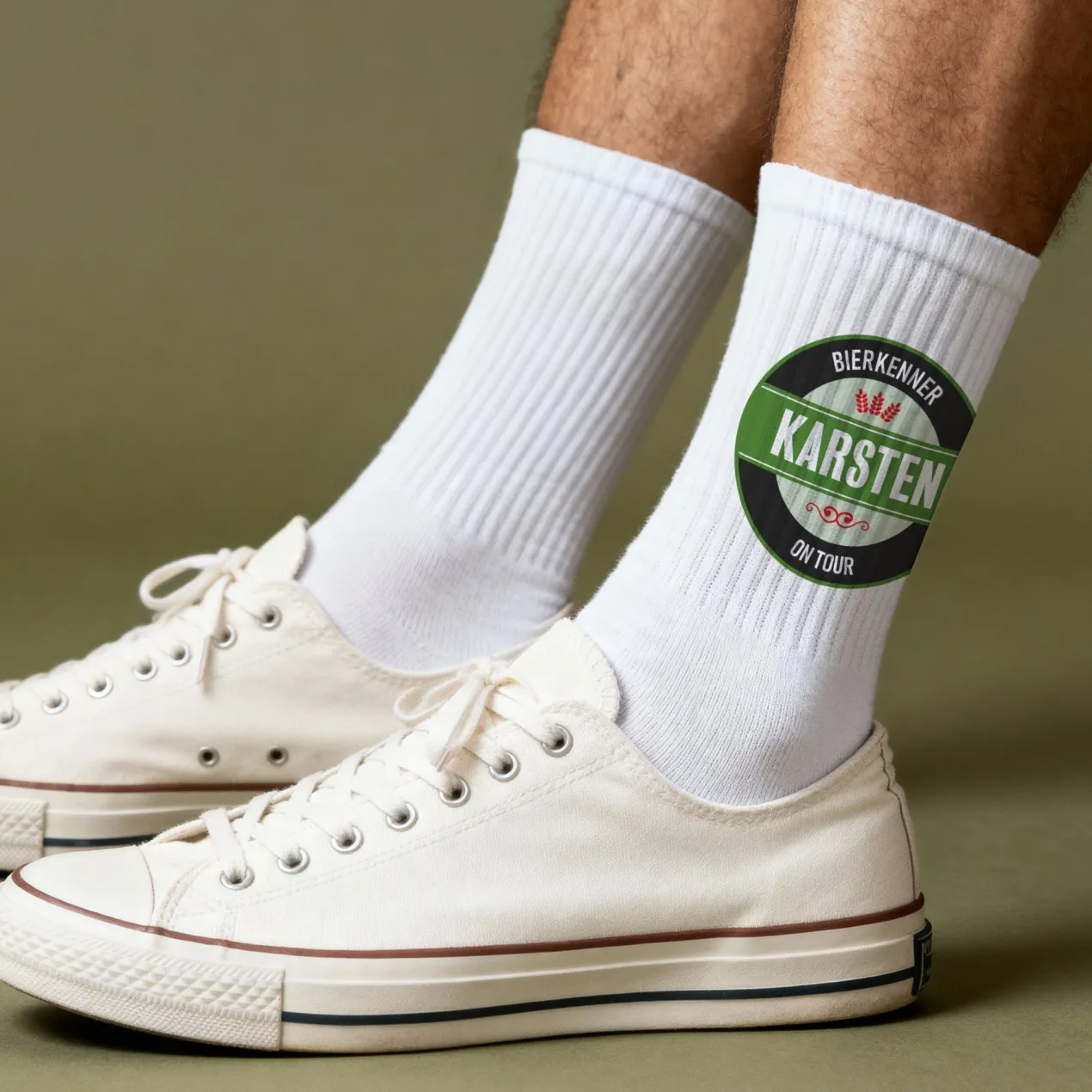 Socken mit Bierlogo & eigenem Text | Lustiges Biersocken Geschenk für Männer & Bierfreunde in weiß