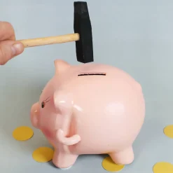 Spardose - Schwein mit Hammer