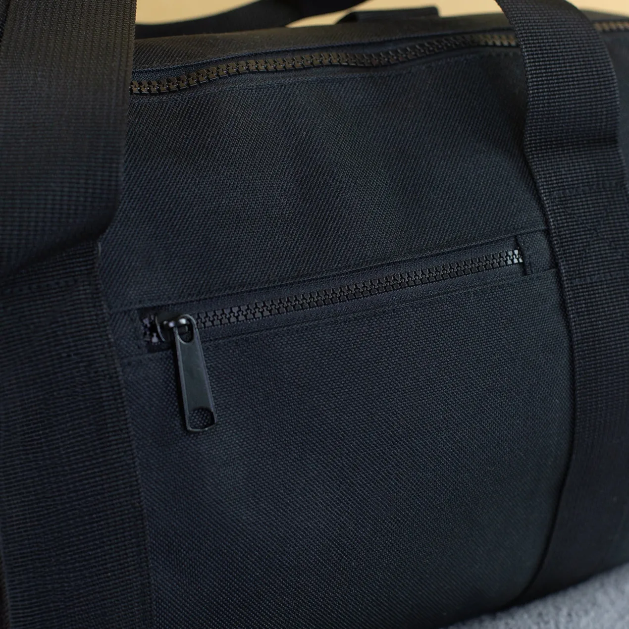 Sporttasche mit Name personalisiert als Geschenk | Kleine Reisetasche & Dufflebag für Freizeit und Sport