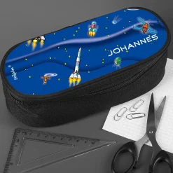 Stiftebox als Federmäppchen mit Raketen im Weltraum Motiv und Name personalisiert
