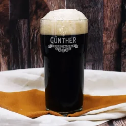 stilvolles Bierglas Pint mit Wappen, Münzen und Banner