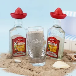 Strandurlaub-Feeling in der Holzkiste - mit personalisiertem Schnapsglas und Tequila