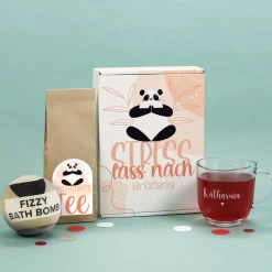 Stress lass nach Set mit Tee, Teeglas und Badebombe in persönlicher Box