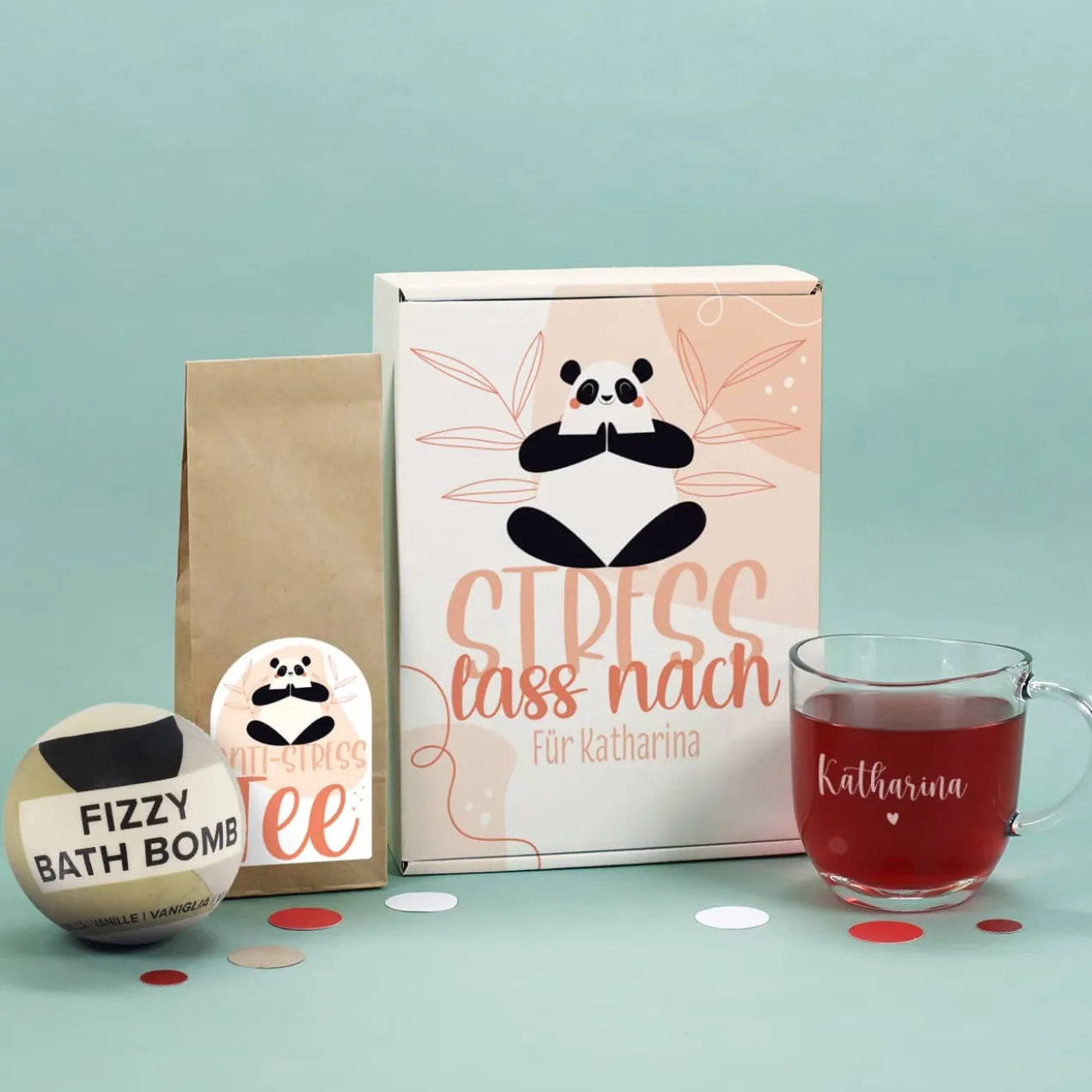 Stress lass nach Set mit Tee, Teeglas und Badebombe in persönlicher Box