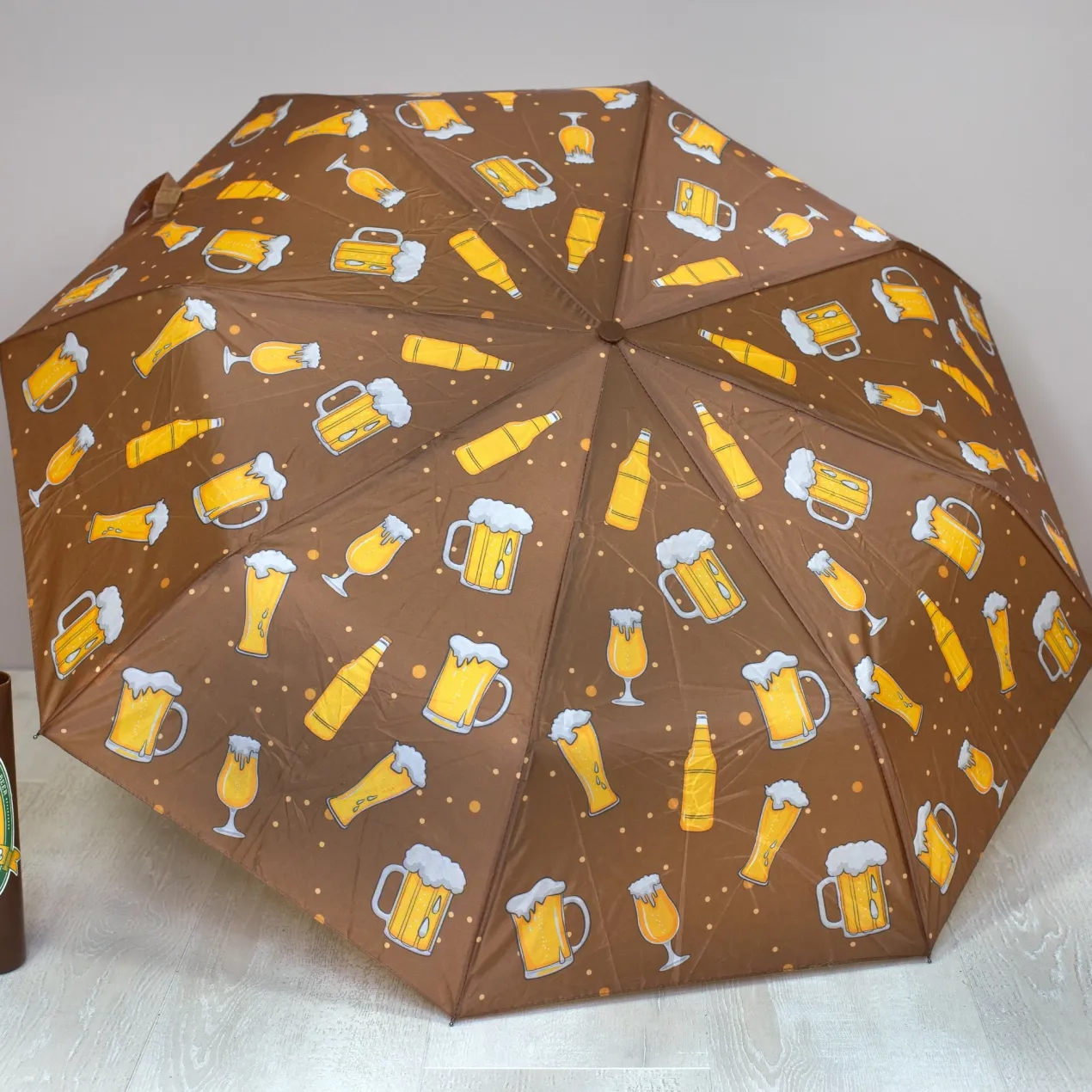 Taschen Regenschirm als Bierflasche
