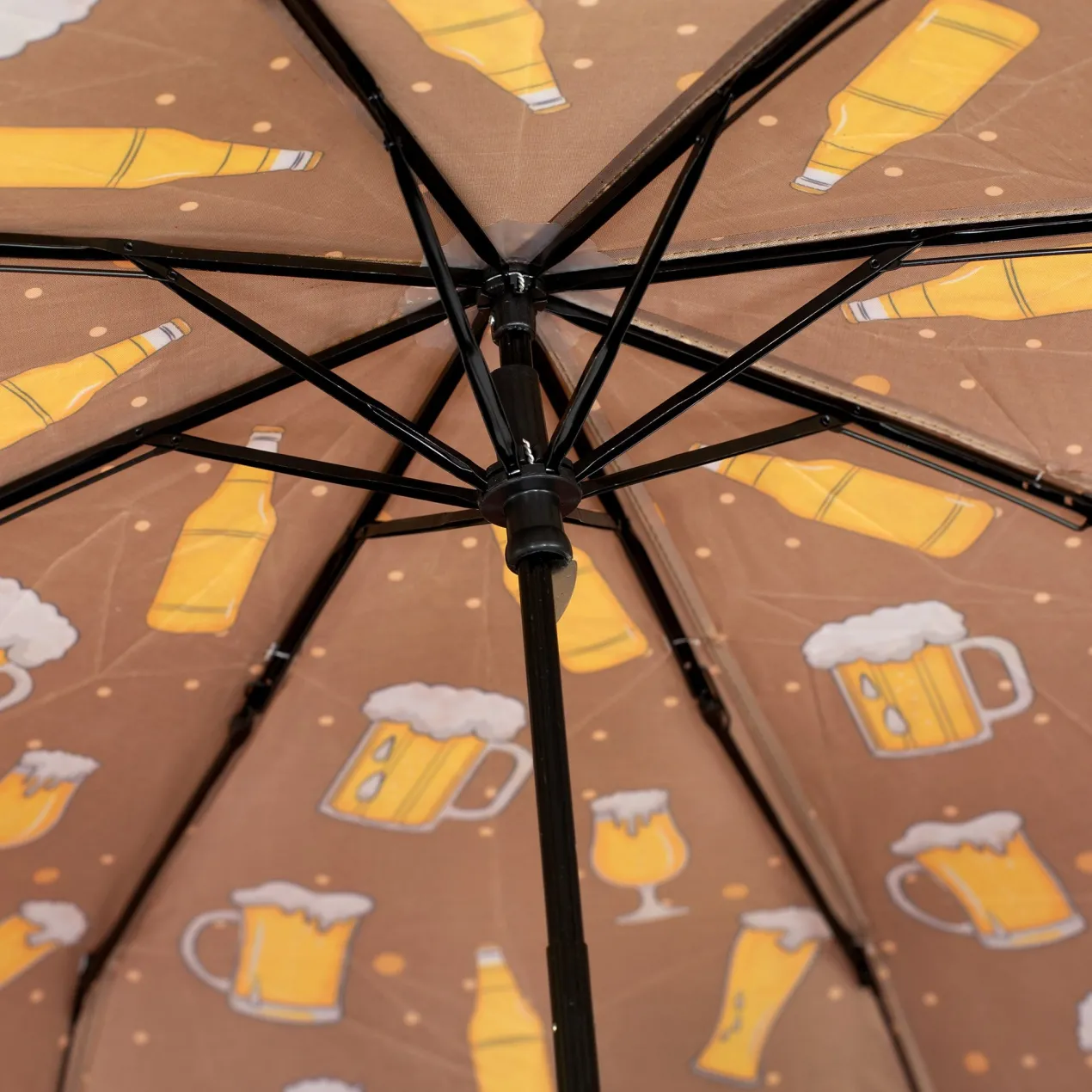 Taschen Regenschirm als Bierflasche