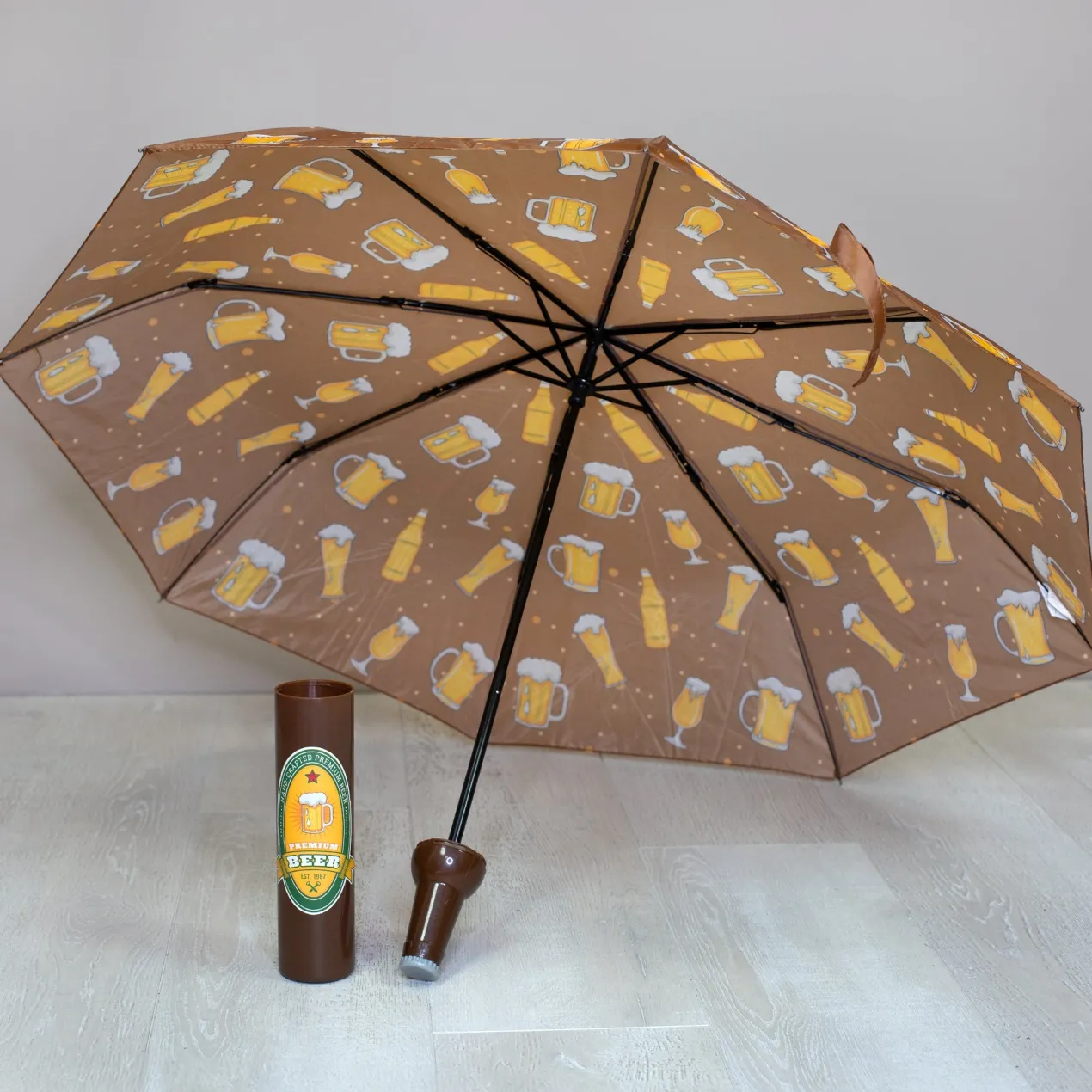 Taschen Regenschirm als Bierflasche