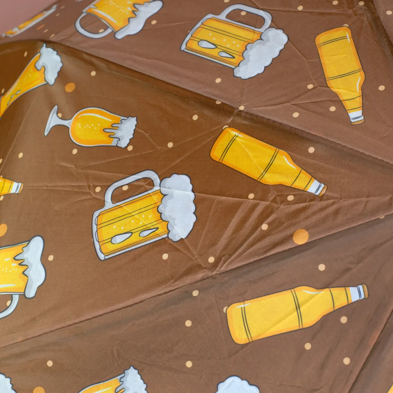 Taschen Regenschirm als Bierflasche