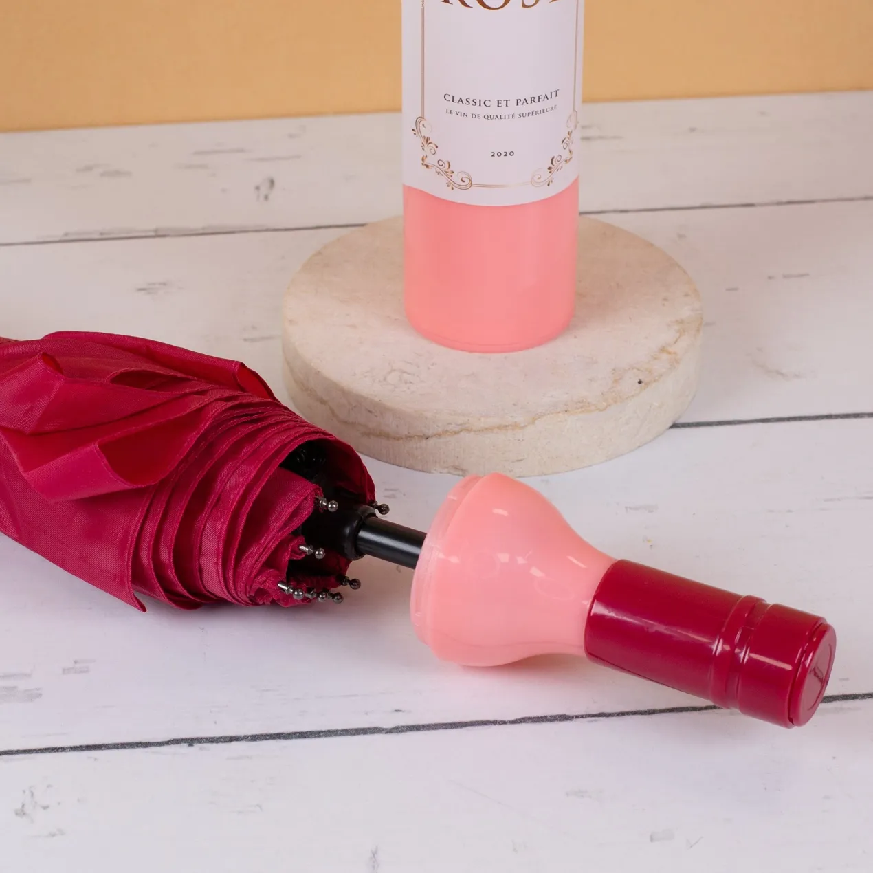 Taschen Regenschirm als Weinflasche Rosé