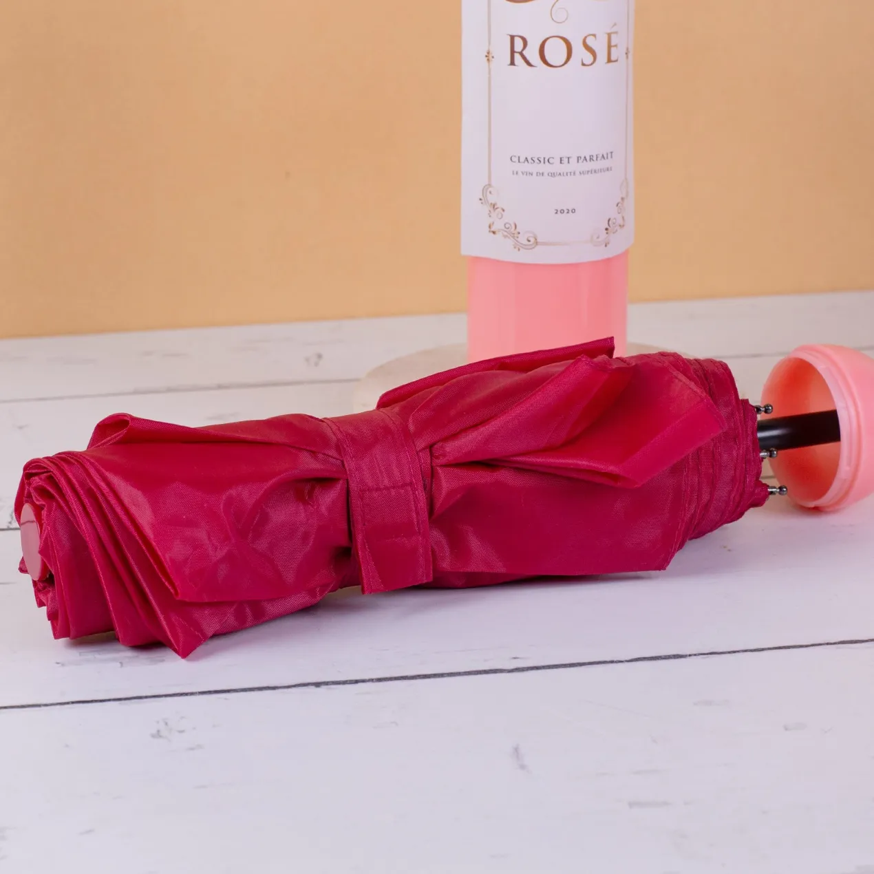 Taschen Regenschirm als Weinflasche Rosé
