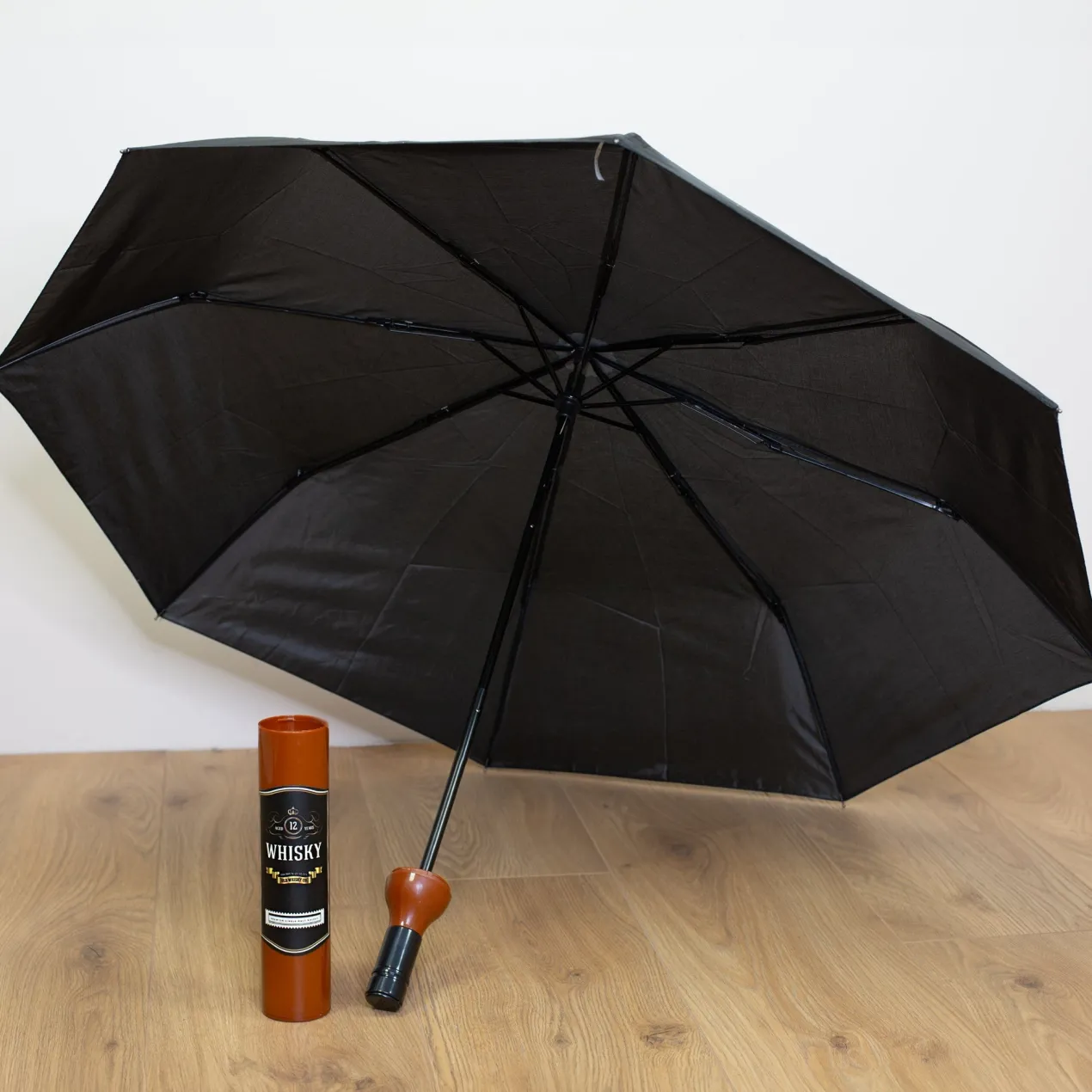 Taschen Regenschirm als Whiskyflasche