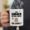 Tasse für Gamer zum Geburtstag mit Spruch 'Ein Gamer altert nicht er levelt' | 300 ml Keramiktasse