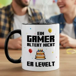 Tasse für Gamer zum Geburtstag mit Spruch 'Ein Gamer altert nicht er levelt' | 300 ml Keramiktasse