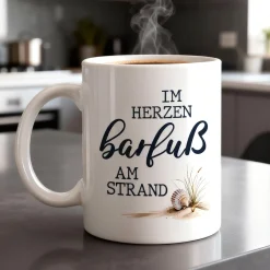Tasse 'Im Herzen barfuß am Strand' | Keramiktasse mit Fernweh-Spruch | 300 ml