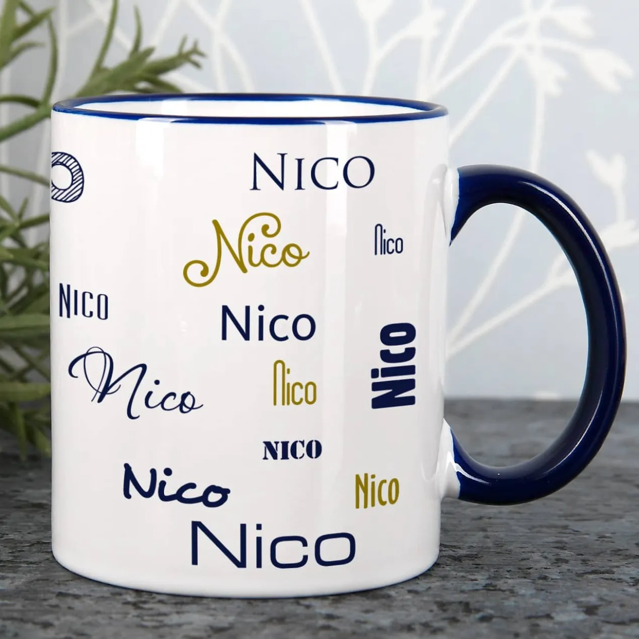Tasse mit Ihrem Namen in verschiedenen Schriftarten und Farben
