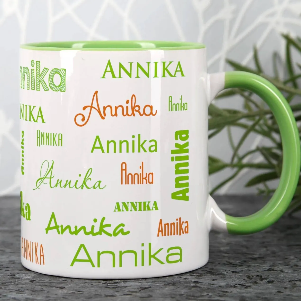 Tasse mit Ihrem Namen in verschiedenen Schriftarten und Farben