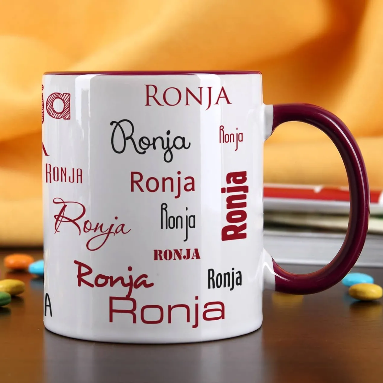 Tasse mit Ihrem Namen in verschiedenen Schriftarten und Farben